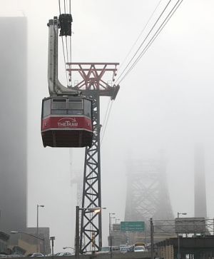396px-roosevelt_island_tramway_foggy