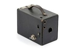 320px-apparecchio_fotografico_a_cassetta2c_a_fuoco_fisso2c_a_pellicola_in_rullo_120_-_museo_scienza_tecnologia_milano_06102