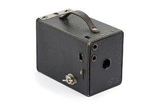 320px-apparecchio_fotografico_a_cassetta2c_a_fuoco_fisso2c_a_pellicola_in_rullo_120_-_museo_scienza_tecnologia_milano_06102