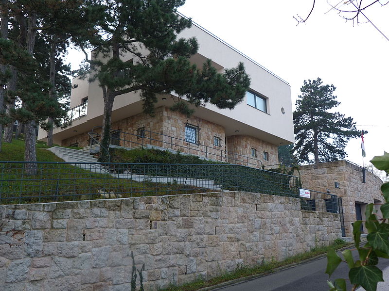 800px-vc3a9csey_mansion_28129