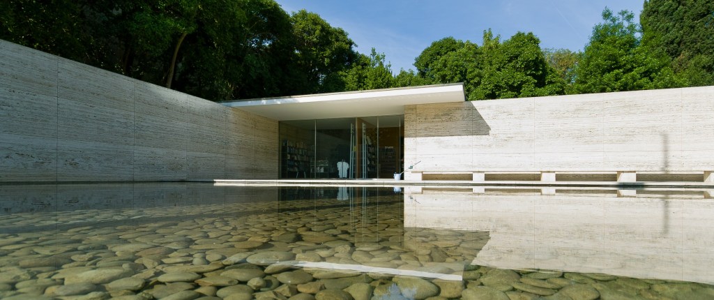 Egy évszázad kapcsán